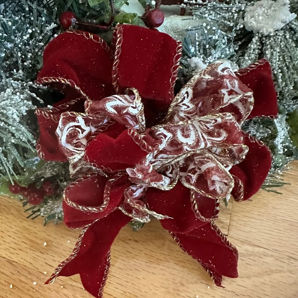 Victorian Themed Christmas Lights and Musical Artificial Wreath